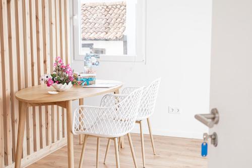 a dining room table and chairs with flowers on it at Pedra do Mar in São Roque