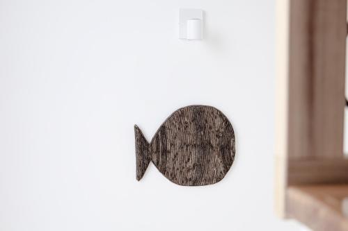 a cutout of a whale on a white wall at Pedra do Mar in São Roque