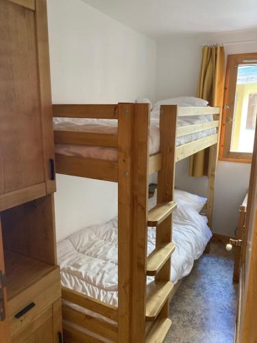 une chambre avec deux lits superposés et un lit dans l'établissement Appartement 2 étoiles en pied de pistes et au centre ville 4 personnes, à Pralognan-la-Vanoise