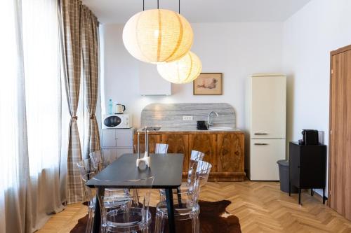 Una cocina y un comedor con mesa y sillas. en Rezident Eminescu, en Bucarest