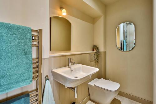 Ένα μπάνιο στο Charming townhouse with sunny garden