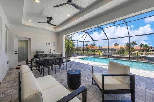Kolam renang di atau dekat dengan ELD509 Canalfront Vacation Home