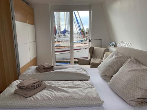 een slaapkamer met twee bedden met handdoeken erop bij Hausboot Maritim Holiday in Großenbrode