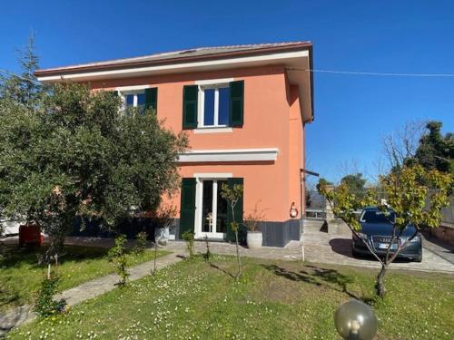 a house with a car parked in front of it at Una casa nel verde sulle colline di Lavagna in Crocetta