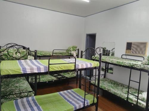 Giường trong phòng chung tại BahayMandaragat