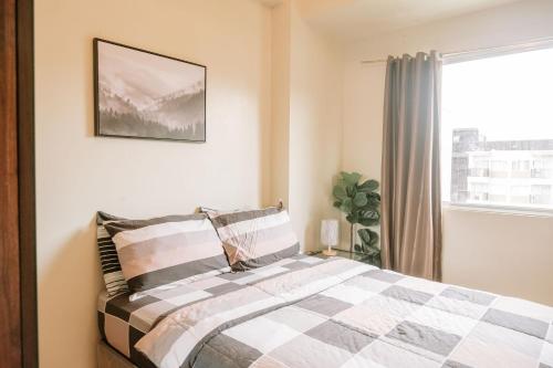 Giường trong phòng chung tại Spacious Stylish City Haven