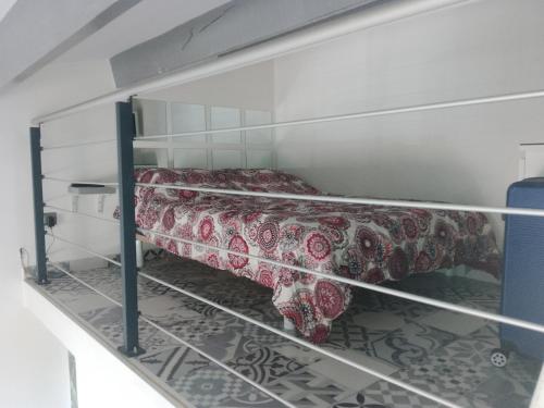 une chambre avec deux lits superposés dans une pièce dans l'établissement studio au port d'Agde proche des plage, au Cap d'Agde