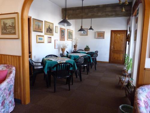 Hotel Primula tesisinde bir restoran veya yemek mekanı