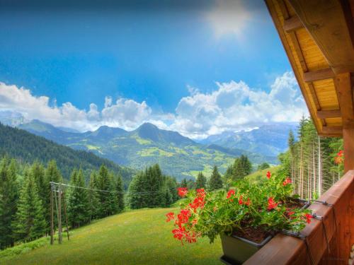 - un balcon avec des fleurs sur une montagne dans l'établissement Chalet de Paul et Marie - OVO Network, à Manigod