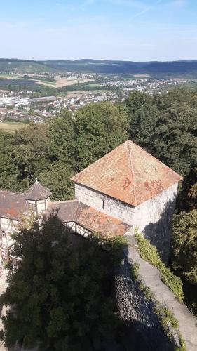 an old building with a red roof on a hill at Bottwartal Apartment mit eigenem Eingang, Top ruhige Lage, Gemütliches Häusle für sich alleine in Großbottwar