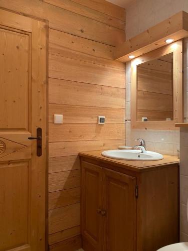 une salle de bain avec un lavabo et un miroir dans l'établissement Chalet Pip - Modern chalet with breathtaking views, à Morzine