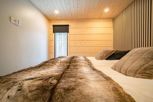 Un dormitorio con dos camas y una ventana. en Villa Chill Levi, en Kittilä