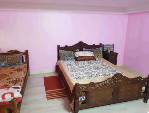 a bedroom with a bed and a couch in it at F2 Maison avec jardin à Constantine in Hamma Bouziane