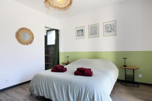 - une chambre avec un lit blanc et des oreillers rouges dans l'établissement Villa Prana, à Balma