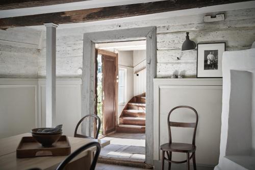 a dining room with a table and chairs and a doorway at Kungs Starby Gård Bed and Breakfast in Vadstena