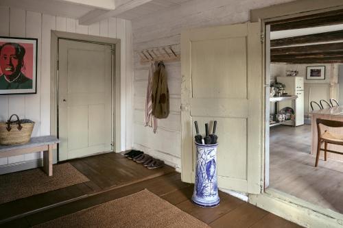 a room with a vase with scissors in it at Kungs Starby Gård Bed and Breakfast in Vadstena