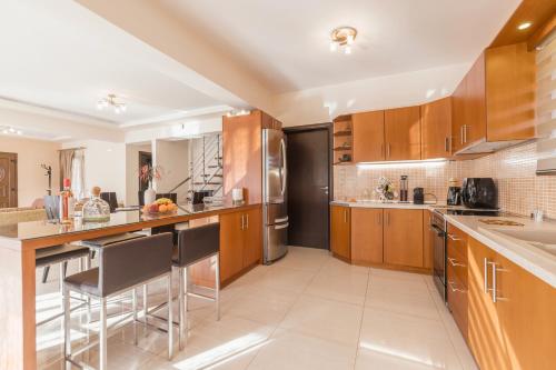 Dapur atau dapur kecil di Kristalia Villa in Anafonitria