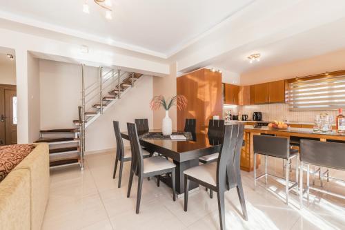 Dapur atau dapur kecil di Kristalia Villa in Anafonitria