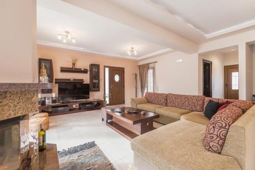 Ruang duduk di Kristalia Villa in Anafonitria