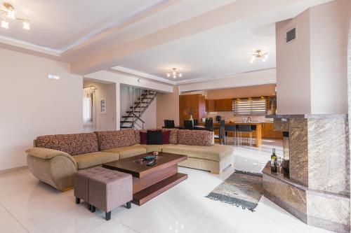 Ruang duduk di Kristalia Villa in Anafonitria