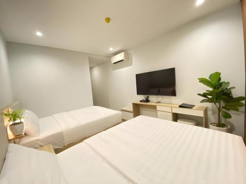 フーコックにあるVũ Gia Phú Quốcの白い部屋(ベッド2台、テレビ付)