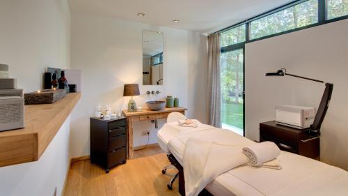 ein Patientenzimmer mit einer Äntchirurgie in der Unterkunft Hotel Strandhaus - Boutique Resort & Spa in Lübben