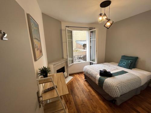 une petite chambre avec un lit et une fenêtre dans l'établissement MX - House 10 min PARIS EXPOS- 11 bedrooms -, à Malakoff