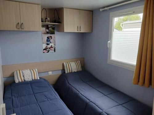 a small room with a couch and a window at Bungalow convivial à Saint-Arnoult avec piscine in Saint-Arnoult