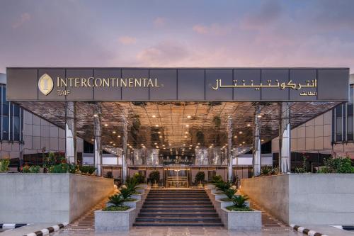 un ingresso esterno di un edificio con scala di InterContinental Taif by IHG a Taif