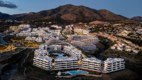 Casa Lozano - Sea View Apartment with Terrace and Pool, Higueron West, Fuengirola
