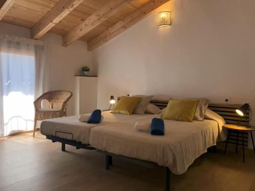 Postel nebo postele na pokoji v ubytování Ca la Neus - Casa per 8 persones al poble de Mura