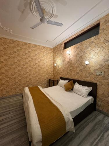 a bedroom with a bed and a ceiling fan at Dreams villa in Kharar