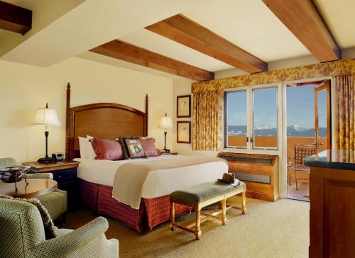 Un pat sau paturi într-o cameră la Snake River Lodge & Spa