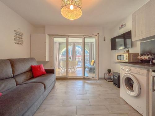 a living room with a couch and a washer at 2 pièces apartement à Fréjus avec parking in Fréjus