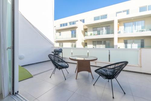 Balkón nebo terasa v ubytování Spacious Penthouse w Side Sea View