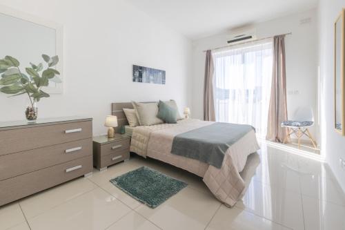 Postel nebo postele na pokoji v ubytování Spacious Penthouse w Side Sea View