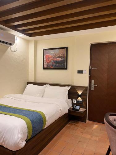 Ein Bett oder Betten in einem Zimmer der Unterkunft Harsha Boutique Hotel