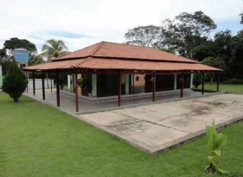 a pavilion with a tiled roof in a park at Chacara para Aluguel Recanto Eco vida Cuiaba in Cuiabá