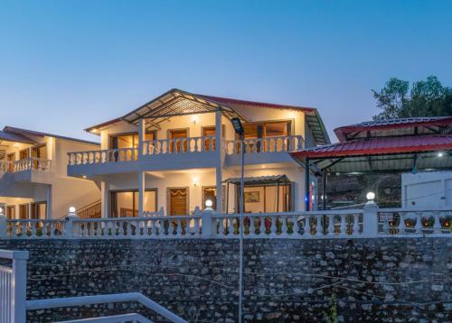 a large house with a stone wall at Paatli Fort Estate Resort in Kota Bāgh