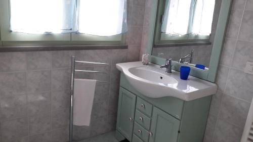 サン·ヴィンチェンツォにあるOnda etrusca con giardino tranquillo riservato Pet Friendlyの洗面台と鏡のあるバスルーム