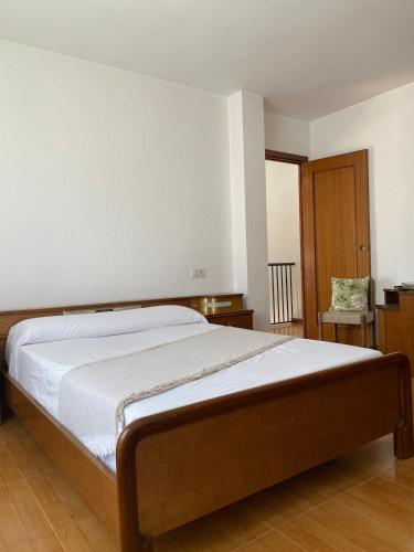 a bedroom with a bed and a chair at Pasaje Solivar in Villanueva del Trabuco