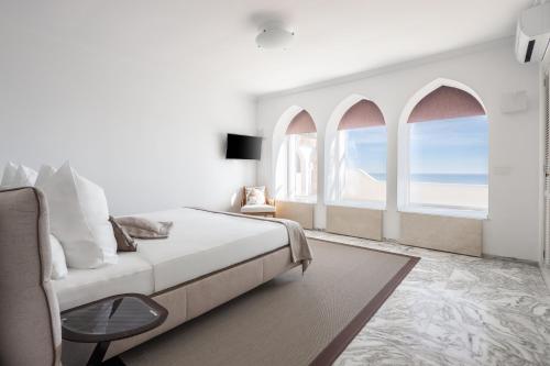 Ένα ή περισσότερα κρεβάτια σε δωμάτιο στο Villa Scirocco Montiboli by Buccara