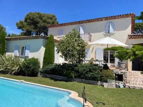 une villa avec piscine devant une maison dans l'établissement Bastide familiale cadre idyllique vue St Paul de Vence, à Vence