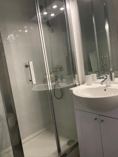 une salle de bain avec douche et lavabo dans l'établissement Ambassades du soleil 12, au Cap d'Agde