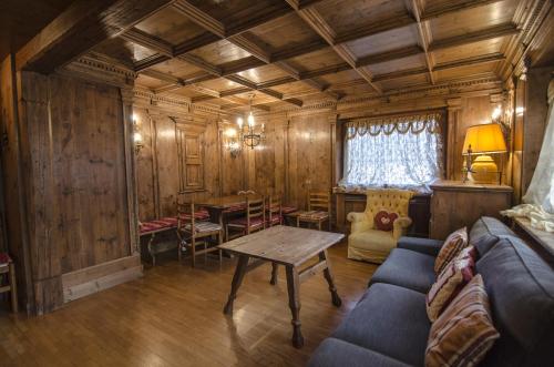 a living room with a blue couch and a table at Cá Enrosadira Piano Secondo in San Vito di Cadore