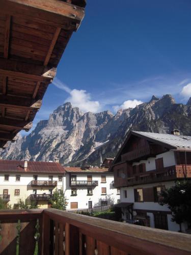 a view of the mountains from a balcony at Cá Enrosadira Piano Secondo in San Vito di Cadore