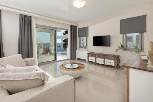 Μια τηλεόραση ή/και κέντρο ψυχαγωγίας στο MCN Villas