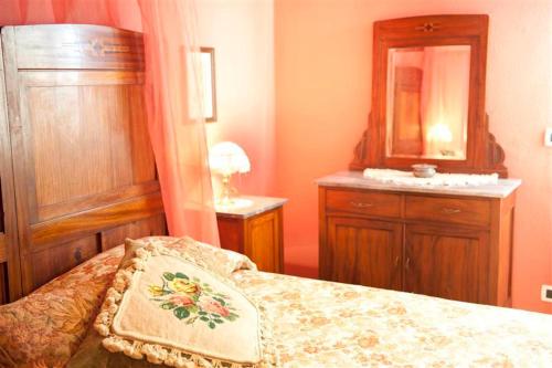 1 dormitorio con cama con espejo y lavamanos en B&B Del Tempo Stretto, en Albenga