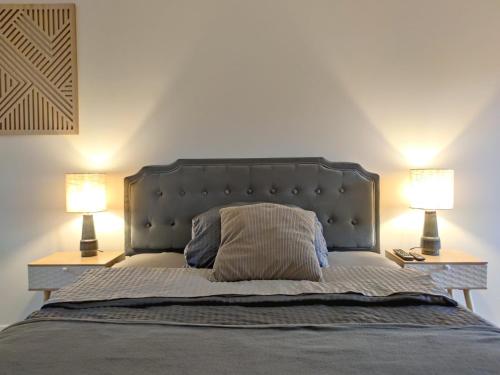 a bedroom with a bed with two lamps on both sides at Appartement 4 - gemütliche Wohnung mit Küchenzeile und Bad in Salzgitter