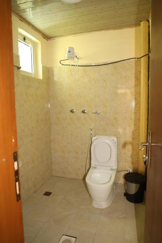 bagno con servizi igienici e videocamera sul muro di Manuhie Backpackers Lodge a Bahar Dar